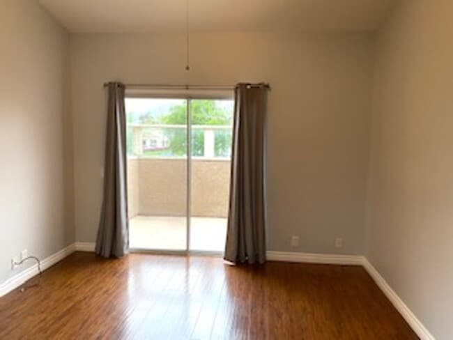 Building Photo - 2 Bed, 2 Bath Upper End Unit in Beautiful ...