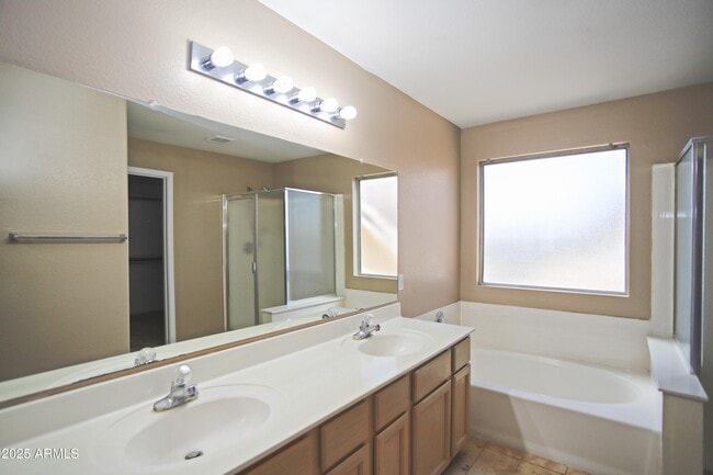 Building Photo - 842 N Naples Dr