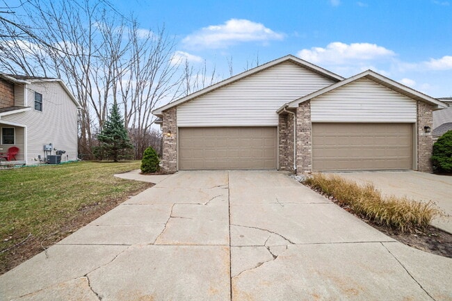 Building Photo - Beautiful 2 Bedroom Duplex Rental with Attached Garage $1700/Month