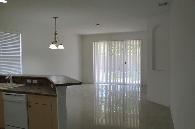 Building Photo - 1804 SW Jamesport Dr