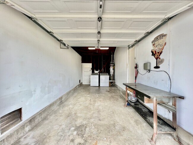 Building Photo - Stunning 2B/2BA house available w/ Large B...