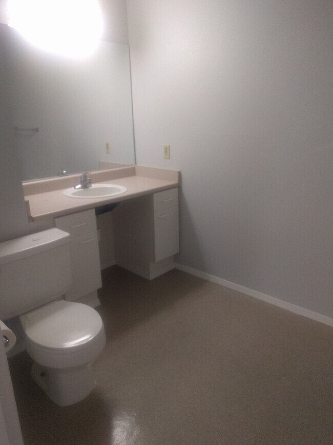 Building Photo - Beautiful 1BDR in the Heart of Upper Queen Anne w/ Huge Private Patio!!!