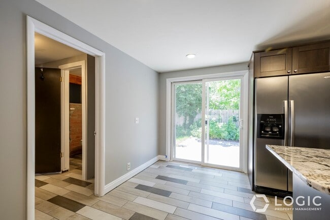 Building Photo - Stunning Single Family Home In Excellent L...