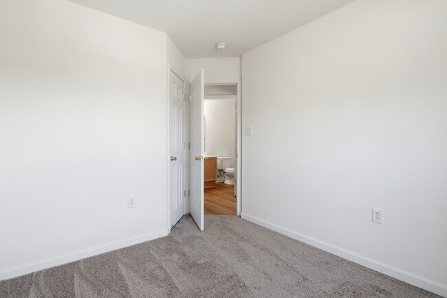 Building Photo - 10 Crabapple Ct