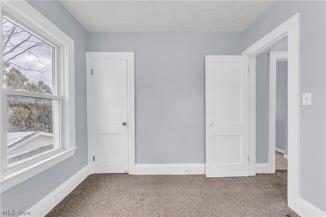 Building Photo - 10302 Parkview Ave