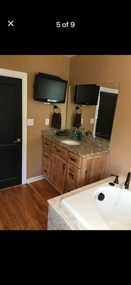 Building Photo - 115 N Maple St