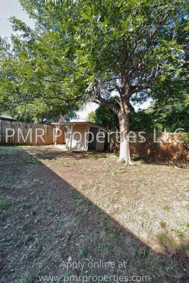 Building Photo - 4 Bedrooms / 2 Bathrooms House