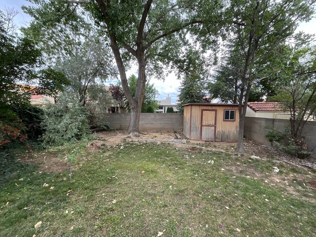 Building Photo - 3 Bedroom Home Available Near Academy Rd N...