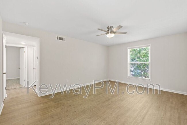 Building Photo - 1030 Carriage Dr