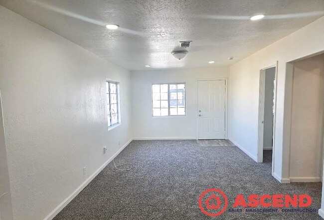Building Photo - 3 Bedroom | 1 Bathroom Apartment — Delano