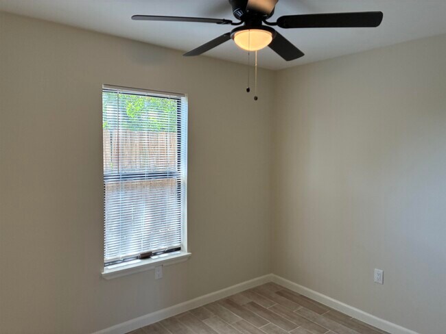 Building Photo - 705 Bustamante St