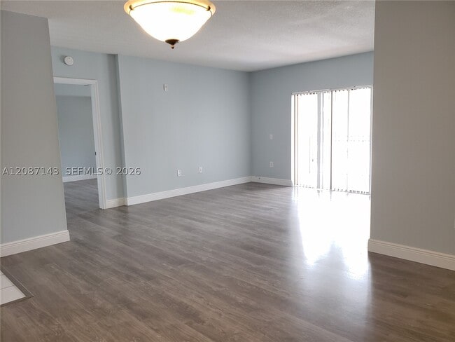Building Photo - 9340 Fontainebleau Blvd