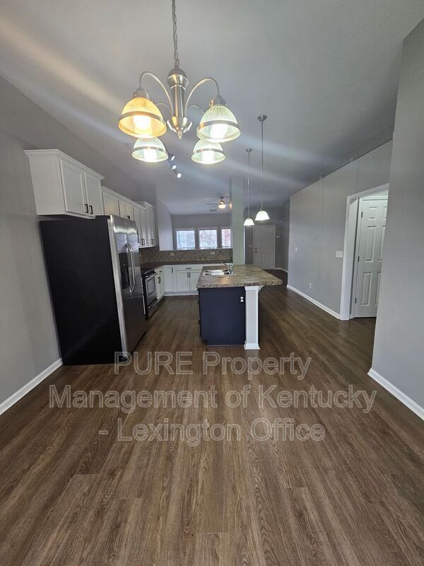 Building Photo - 688 Estrella Dr