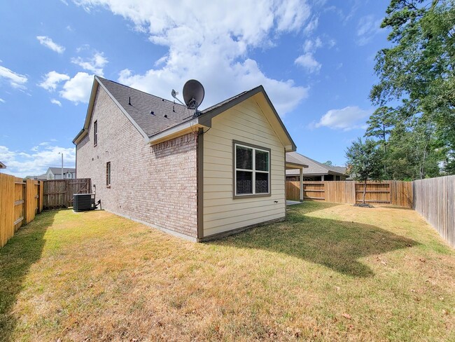 Building Photo - Very functional floor plan, has game room/home office, covered back patio on a big lot. Primary o...