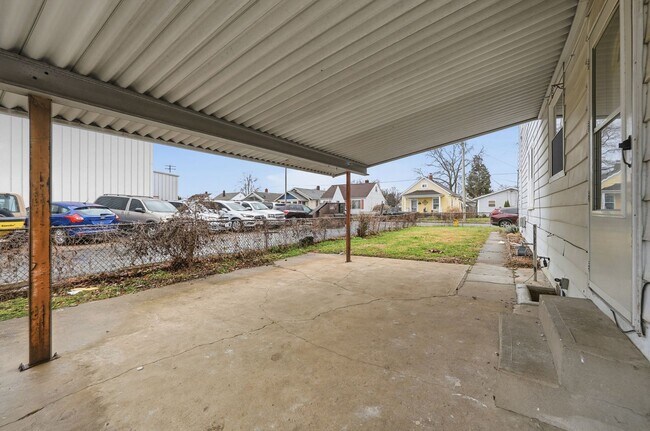 Building Photo - Three Bedroom Home in Hamilton!