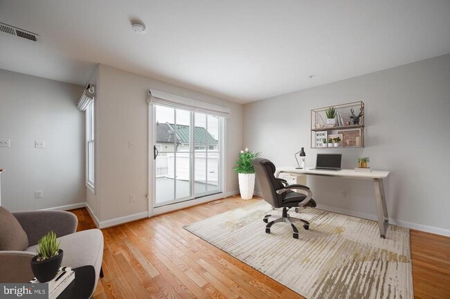 Building Photo - 420 Cook St