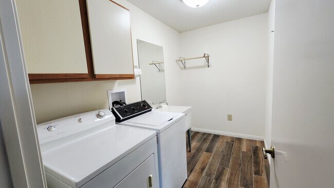 Building Photo - 14227 W Yosemite Dr