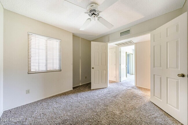 Building Photo - 3233 E Desert Cove Ave