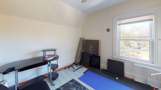 Building Photo - 5 bed 2 bath unit in Brookline.... Rare 3 parking included... Rare pricing.. Don't miss out!