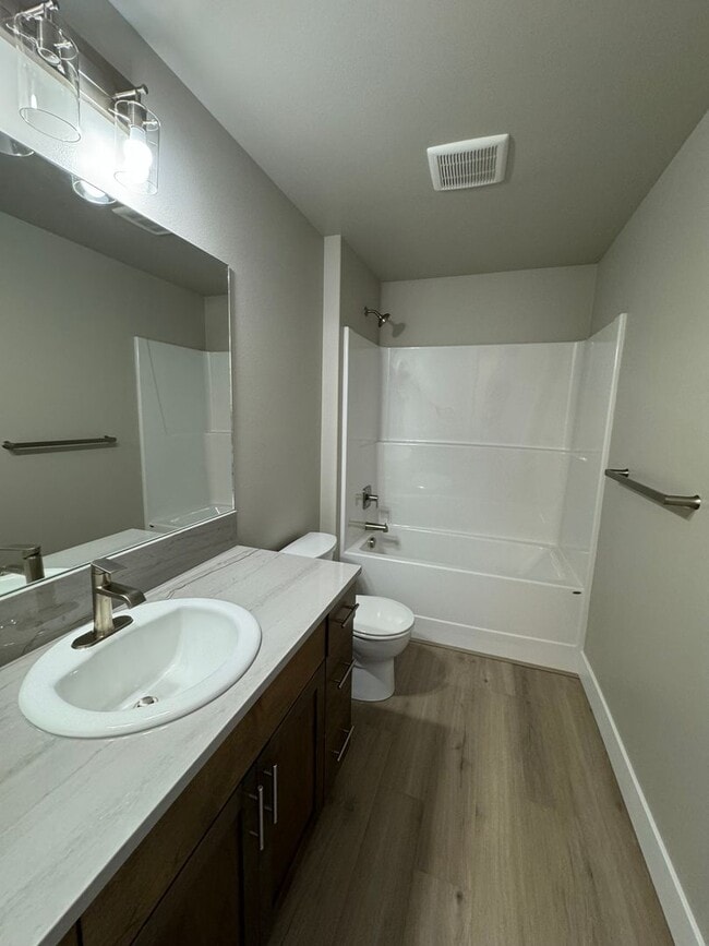 Building Photo - Newer West Roseburg 3-Bedroom, 2.5-Bath Townhouse