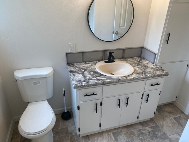 Building Photo - HSM01 ~ 1555/1565 Copping Street