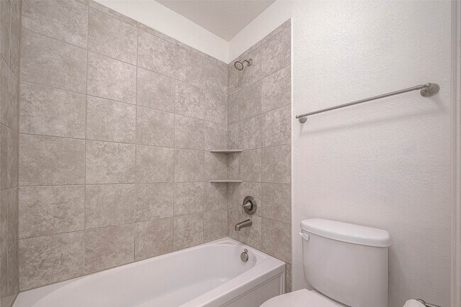 Building Photo - 2261 Oak Cir Dr N