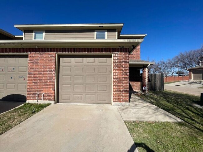 Building Photo - 3BD/2.5BA Benbrook Townhome – 9-Ft Ceilings, Granite Kitchen, Walk-In Master Shower, Attached Gar...