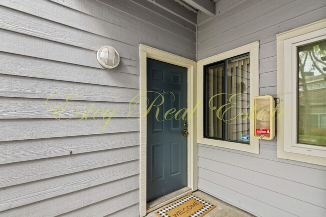 Building Photo - Glen Cove Condo with Amazing Water Views!