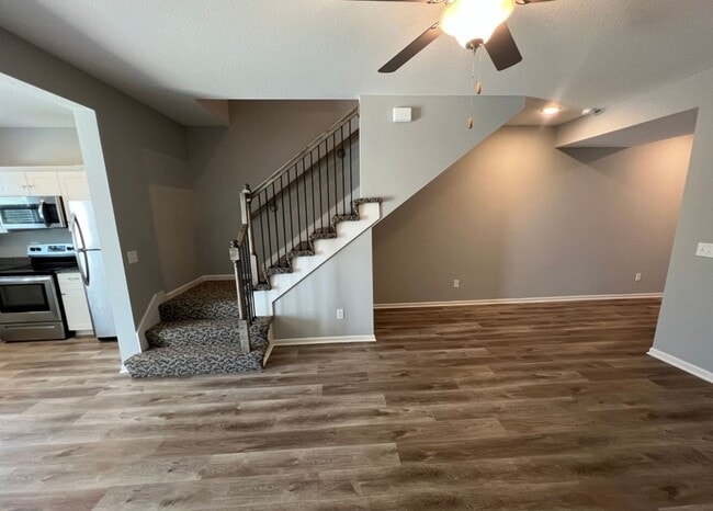 Building Photo - Charming 2 Bedroom, 2.5 Bath Townhome with...