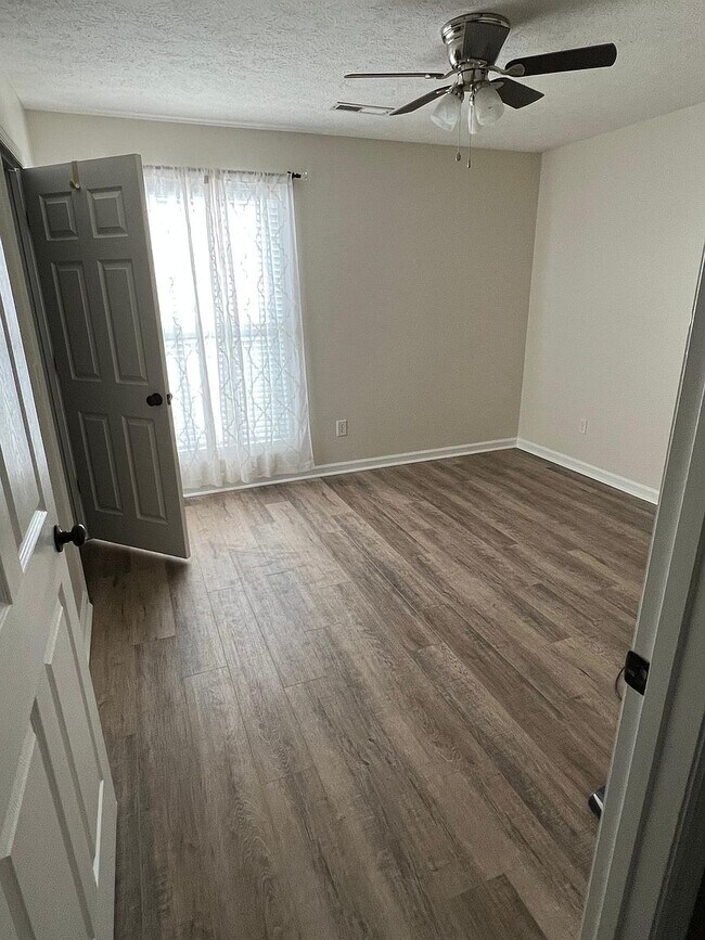 Building Photo - 140 Hampton Cir