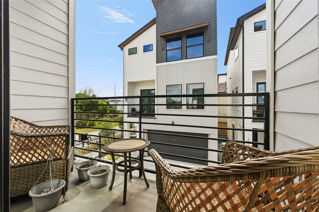 Building Photo - 2502 Tuam St