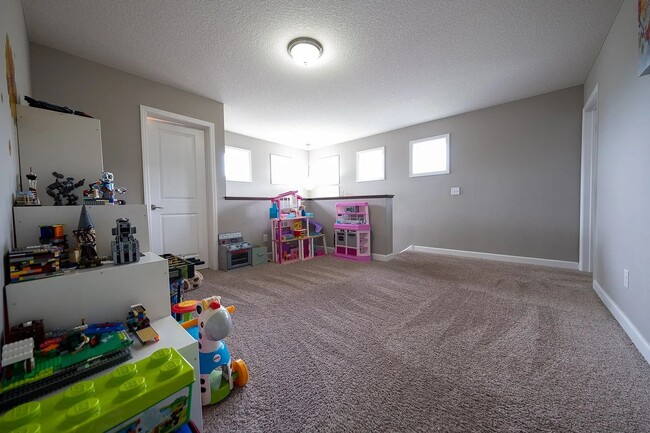 Building Photo - Rare super nice 3 bed end unit townhouse f...