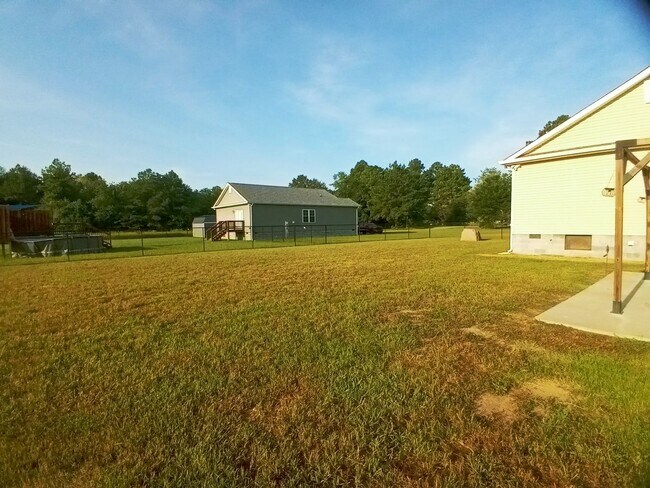Building Photo - 3725 Pinewood Rd