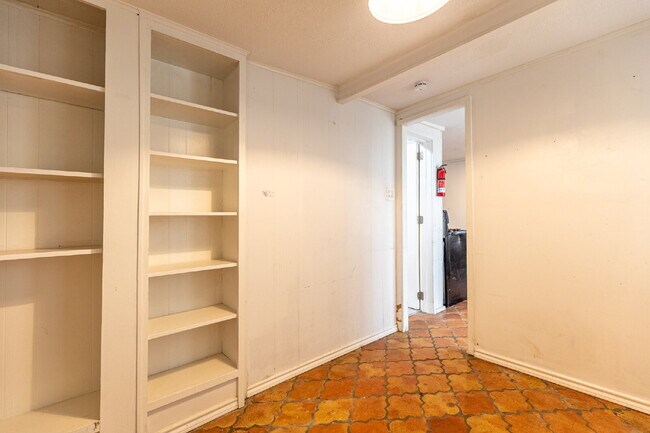 Building Photo - 426 W Woodlawn Ave