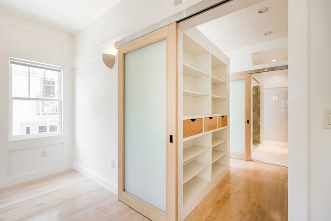 Building Photo - Sunny Apartment in Elmwood Neighborhood