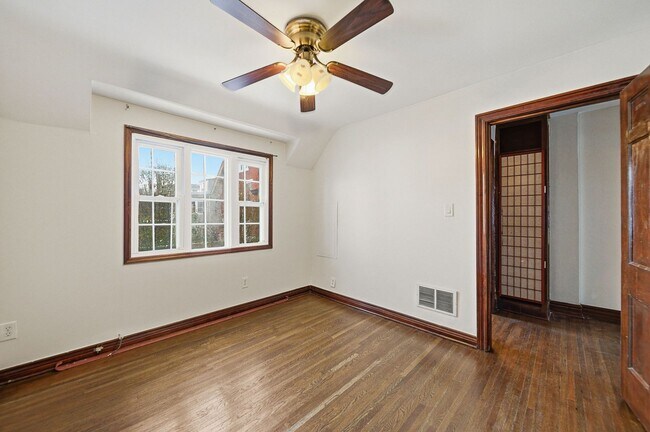 Building Photo - 2 Bedroom, 2 Bath Townhome located directly across from Franklin Park Conservatory