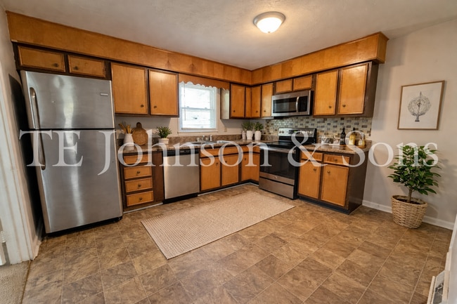 Building Photo - 3BR Home with Stainless Steel Appliances, Hardwood Floors & Carport