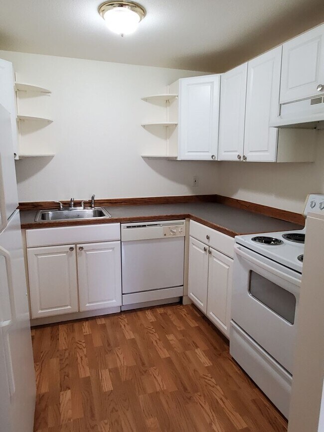 Building Photo - 3 bdrm, 1 bath, attached garage, $1795 Rent