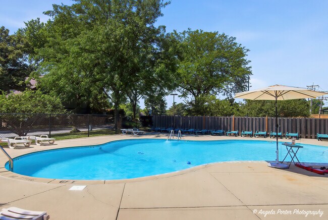 Building Photo - 246 Shadow Bend Dr