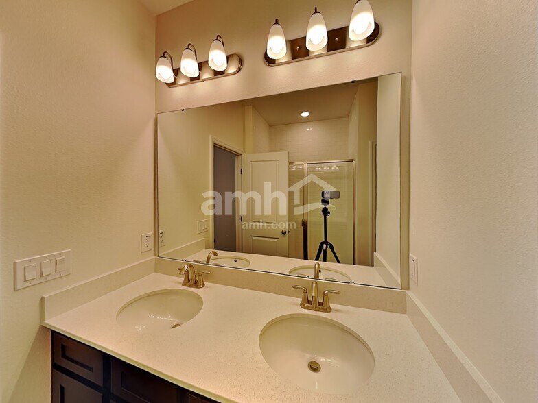 Building Photo - 2804 Ponds Trl