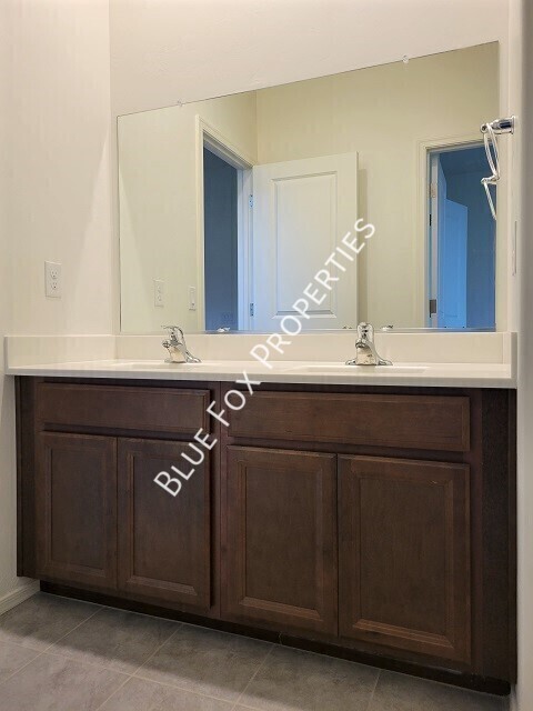 Building Photo - 5525 W Lazy Farm Dr