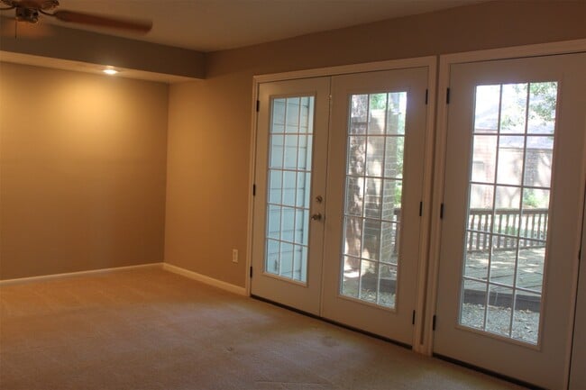 Building Photo - 3126 E Lake Cres Dr