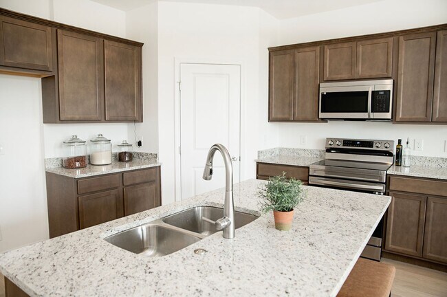 Building Photo - Modern Townhome **Now Offering Half a Month Free Rent!