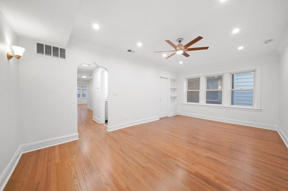 Building Photo - 2737 W Lunt Ave