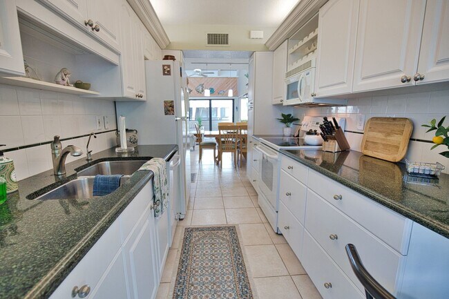 Building Photo - 1555 Tarpon Center Dr