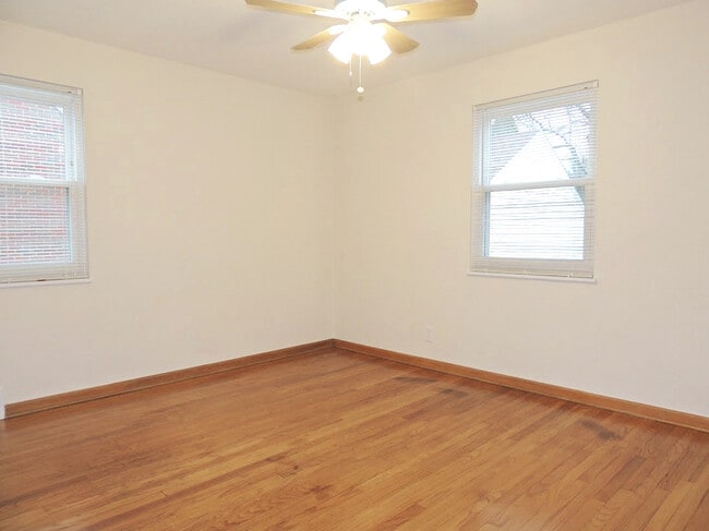 Building Photo - 4 Bedroom - 2 Full Bath Bungalow for Rent!
