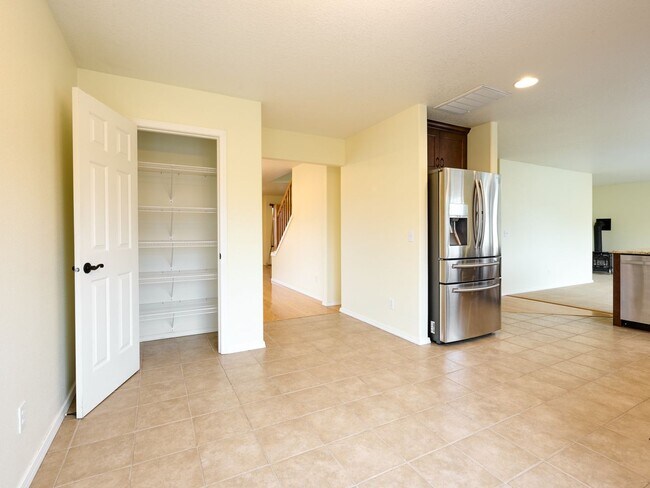 Building Photo - 643 Meadowbrook Ln
