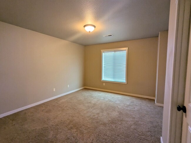 Building Photo - Gorgeous 3x2 townhouse, single-car garage, and two gas fireplaces