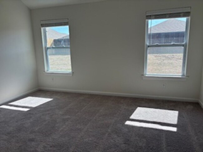 Building Photo - New Home! 1st month free!