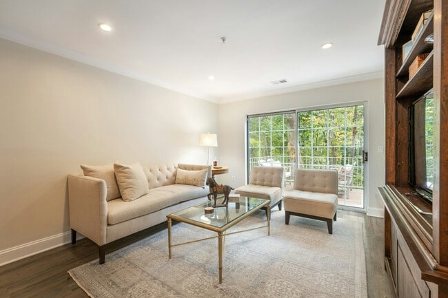 Building Photo - 141 Riveredge Dr